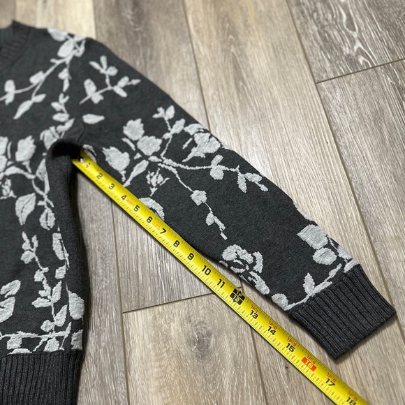 🛍️Leo & Ugo Gray with white floral zipper closure cardigan Size 3 (pit 20 inch) - Picture 7 of 9